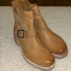 NIB Frye Women’s Tan Leather Booties in Tan, Size 8